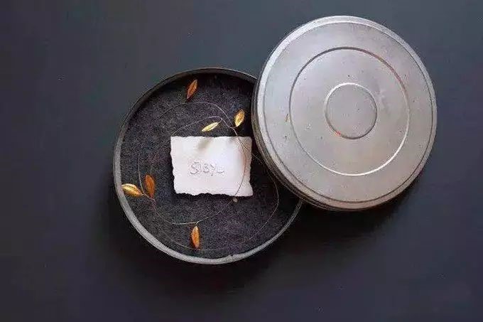 《白色謊言——女預言家》，紙、棉線、毛線、鋁、金，Jivan Astfalck