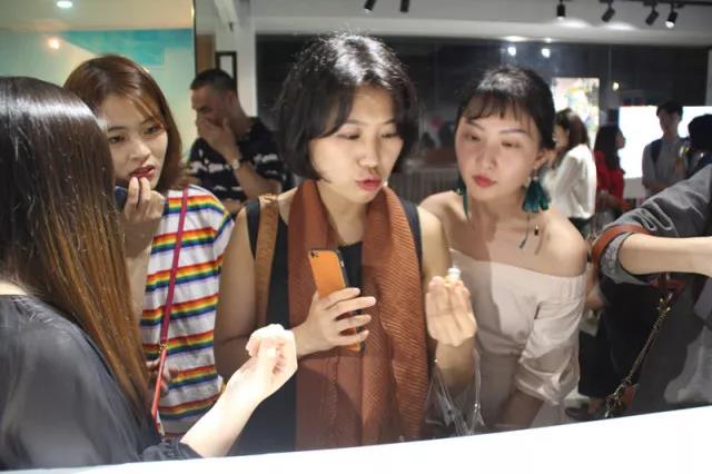 “小設計師”為觀眾講述作品背后的故事