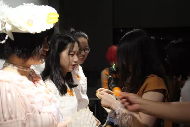 開幕式的高潮出現(xiàn)在了“現(xiàn)場最佳著裝獎”的評選