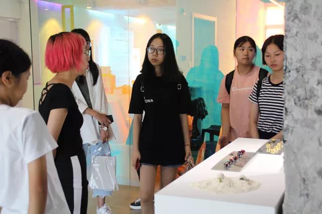 同學(xué)們對展覽作品 提出自己的問題