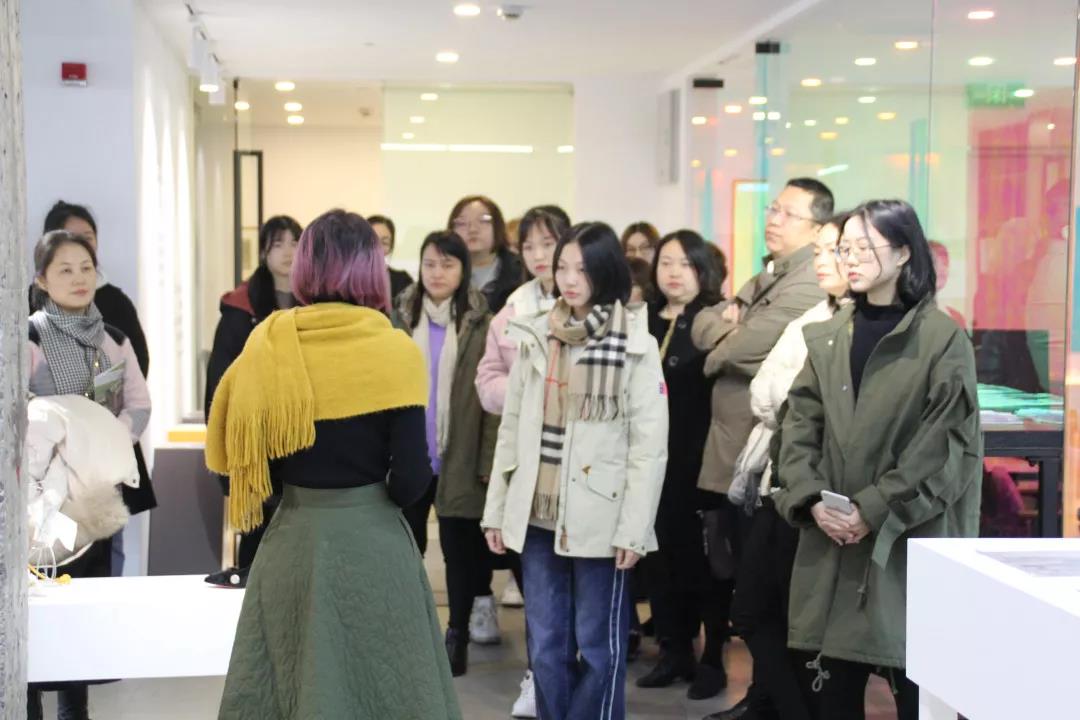 10: 10  教學主管帶領參觀學校