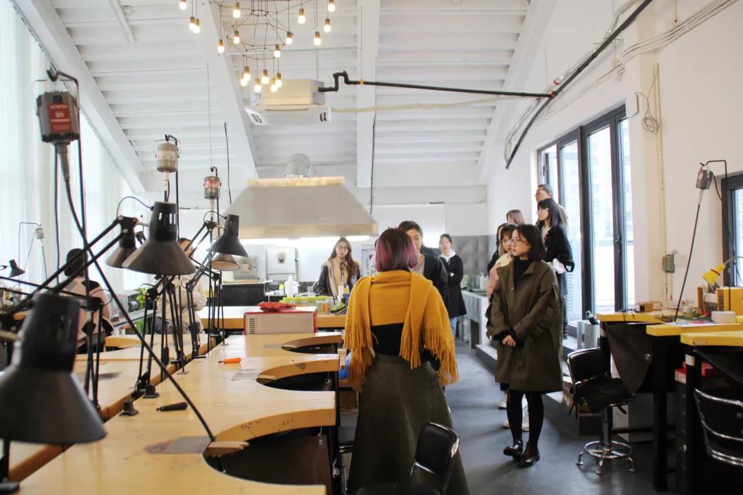 10: 10  教學主管帶領參觀學校