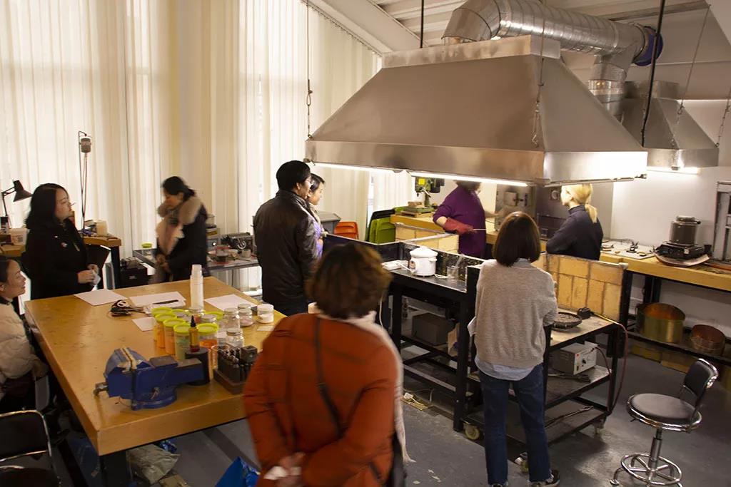 13: 30  考生家長體驗琺瑯制作