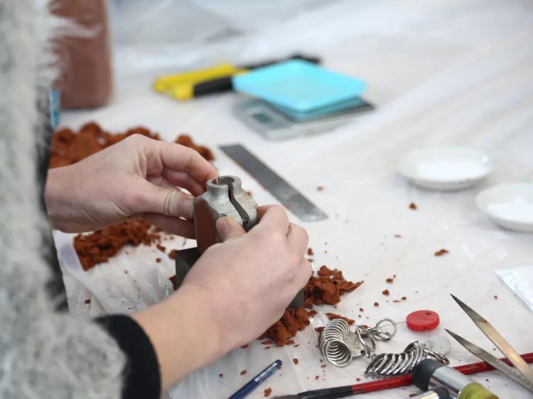 展示了她使用各種鑄造方式制作的作品