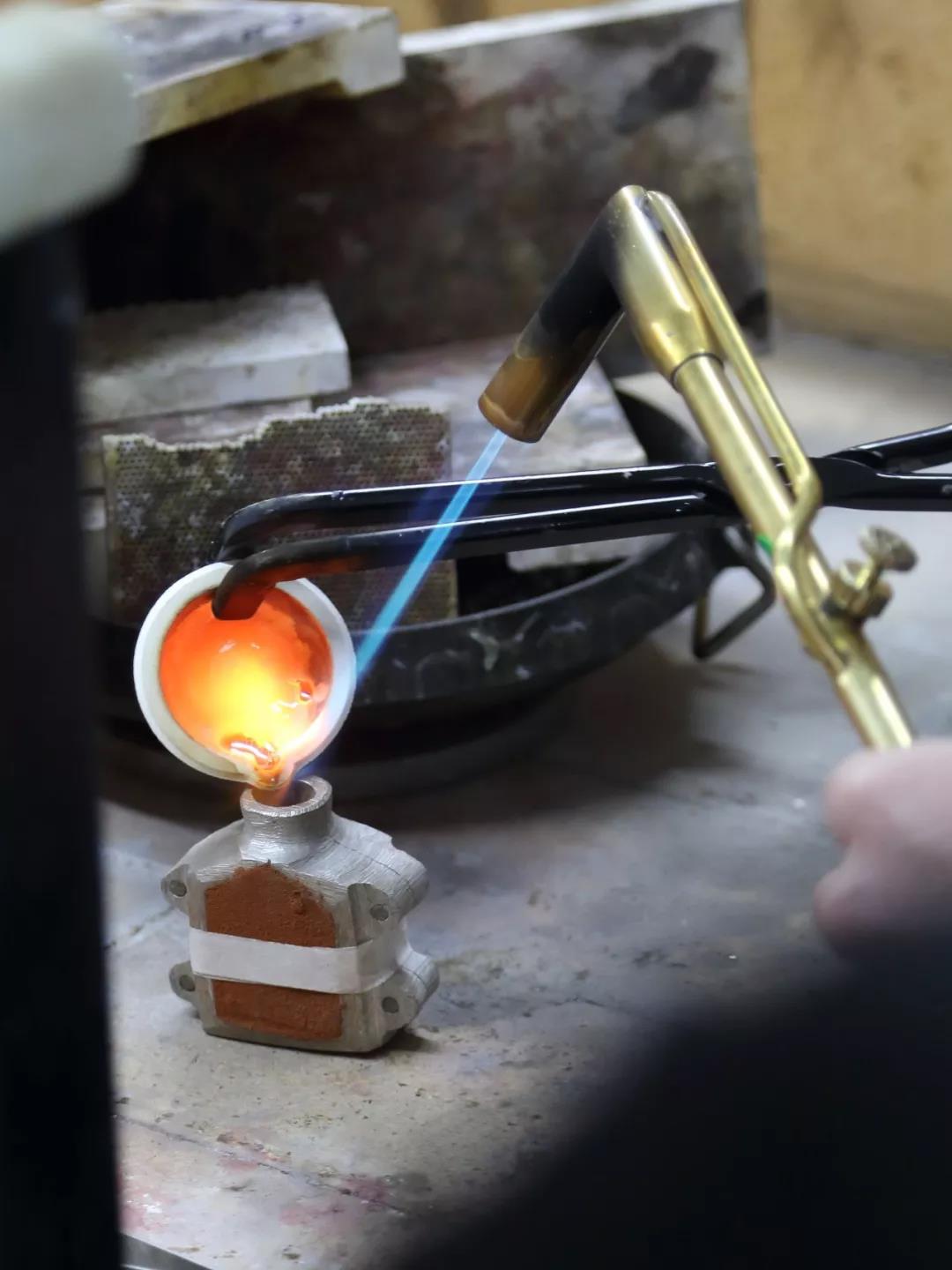 用高溫焊槍將金屬加熱成液體,再倒入剛剛制作好的砂模