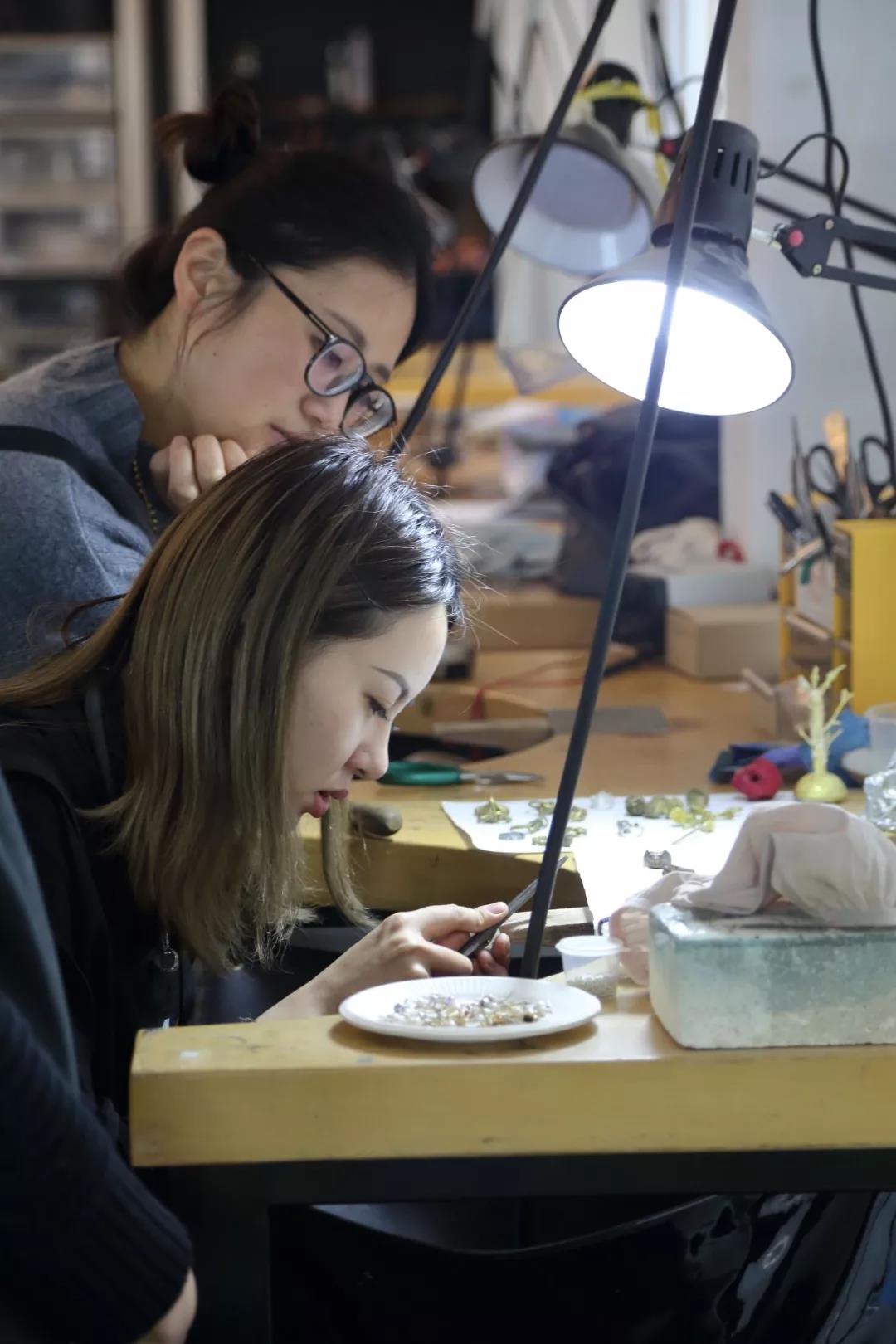 從模子里取出的半成品,還需要挫修及打磨