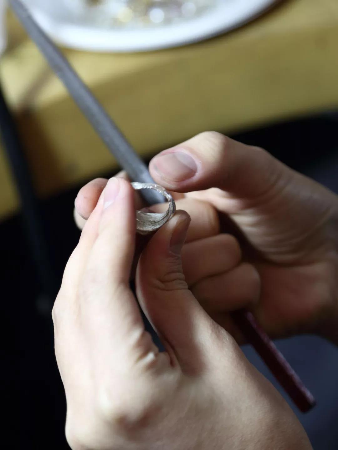 從模子里取出的半成品,還需要挫修及打磨