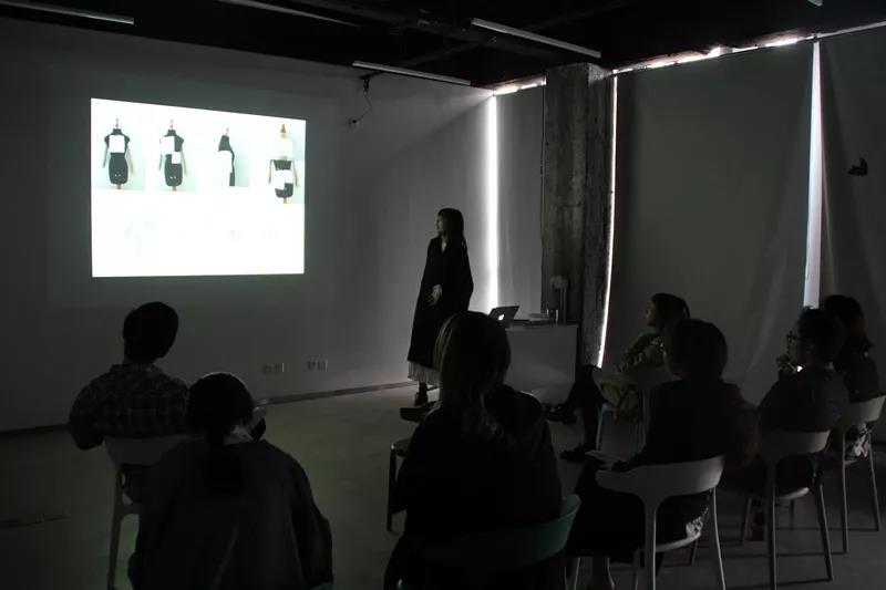 學(xué)生進(jìn)行作品演講&回答考官提問