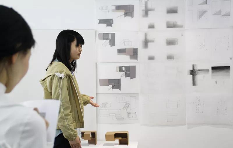 學(xué)生進(jìn)行作品演講&回答考官提問