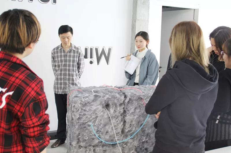 學(xué)生進(jìn)行作品演講&回答考官提問