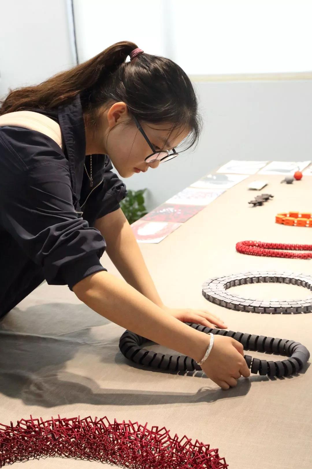 觀眾試戴Bin的首飾