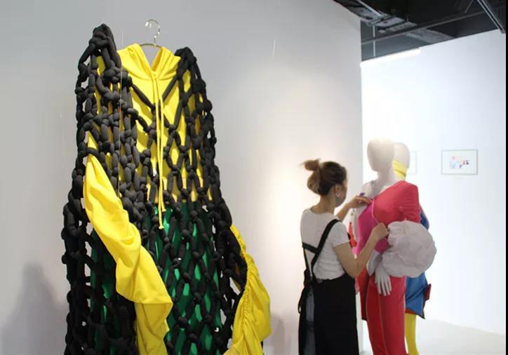 正在進(jìn)行最后布展的同學(xué)老師們