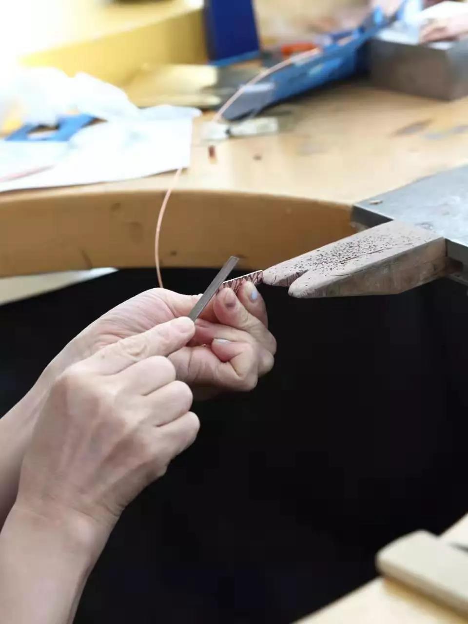 切鋸、銼磨、鉆孔、焊接