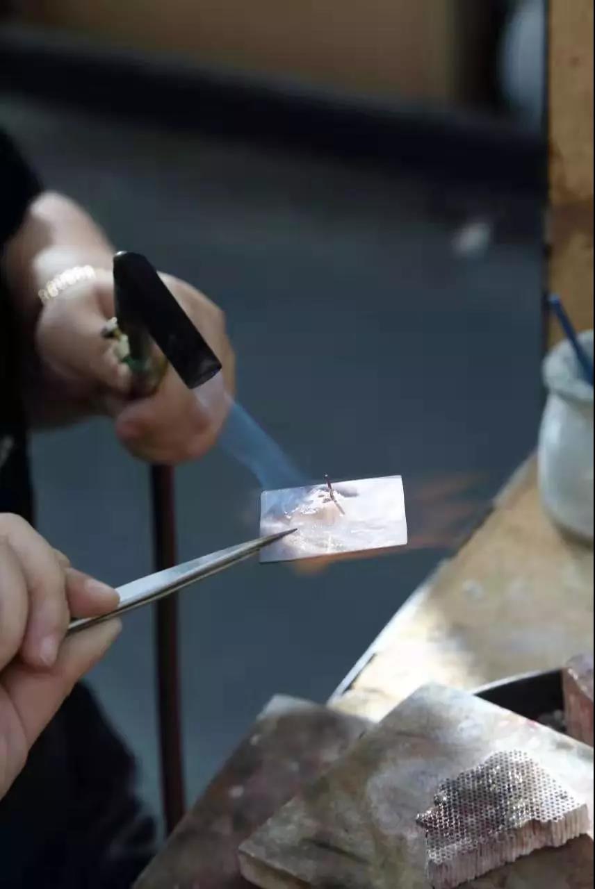 切鋸、銼磨、鉆孔、焊接