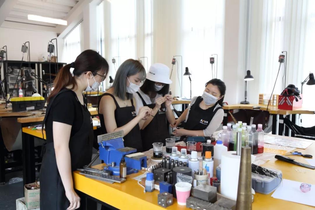 亞克力暈染首飾工坊現場