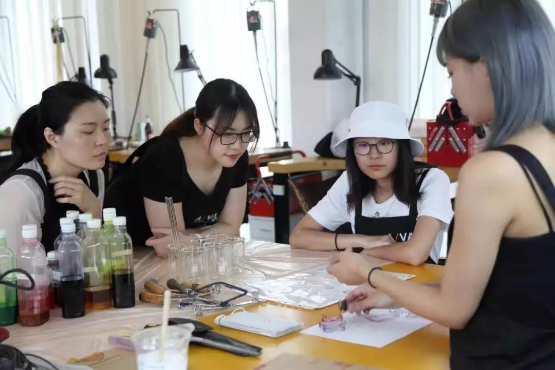 亞克力暈染首飾工坊現場