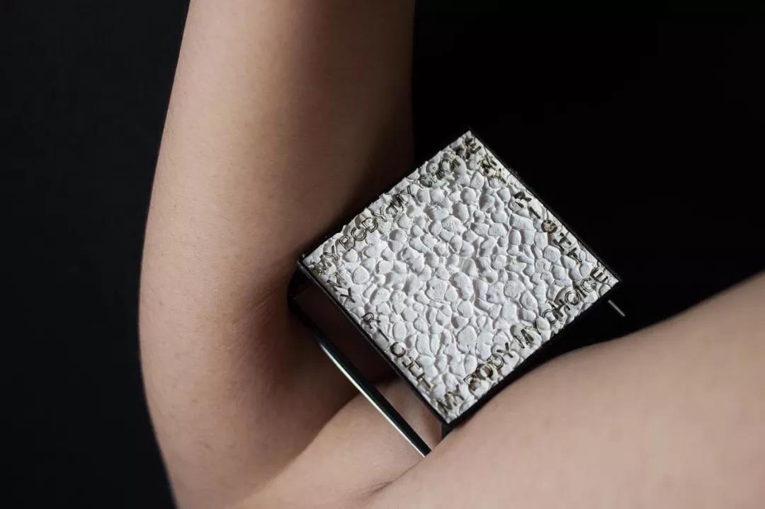 這一系列首飾探索女性運動