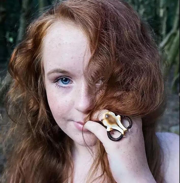 呈現出一種詭秘般的氛圍