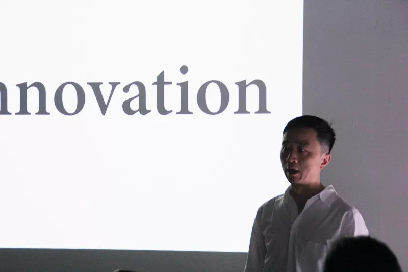 學(xué)術(shù)主持姜節(jié)泓教授用一個(gè)下午的時(shí)間和大家聊了聊關(guān)于“創(chuàng)新”以及“藝術(shù)策展”的話(huà)題