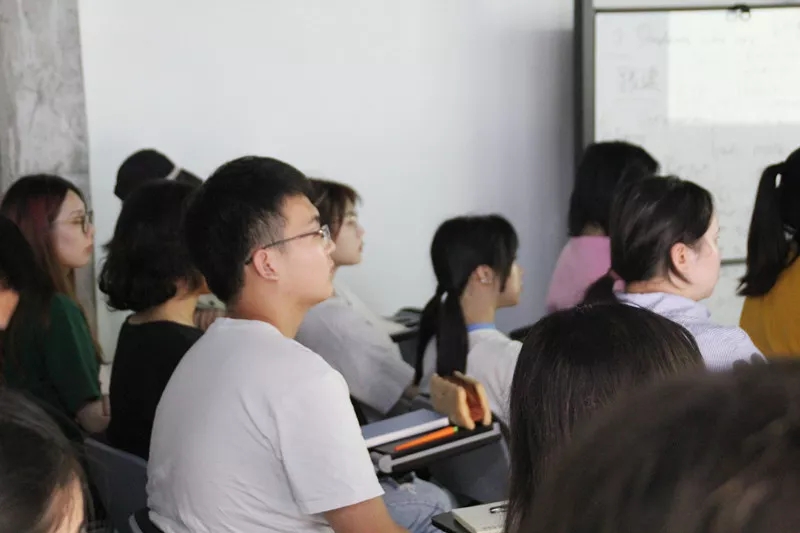 學(xué)術(shù)主持姜節(jié)泓教授用一個(gè)下午的時(shí)間和大家聊了聊關(guān)于“創(chuàng)新”以及“藝術(shù)策展”的話(huà)題