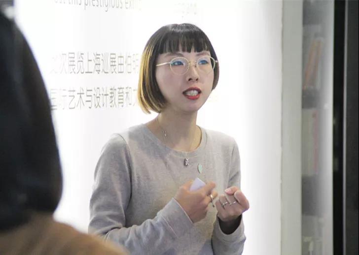 AIVA教學主管&首飾藝術家Violet在展覽現場為觀眾導覽