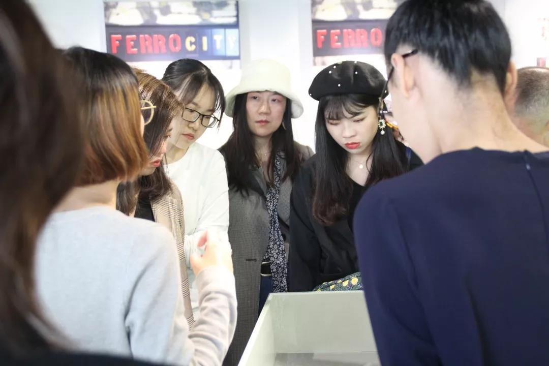 AIVA教學主管&首飾藝術家Violet在展覽現場為觀眾導覽