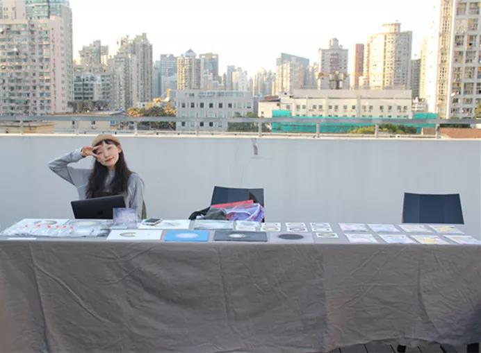 在AIVA最浪漫的頂樓天臺設立首飾、陶瓷、手作、插畫等近10個藝術攤位