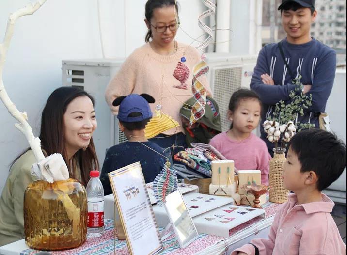 在AIVA最浪漫的頂樓天臺設立首飾、陶瓷、手作、插畫等近10個藝術攤位