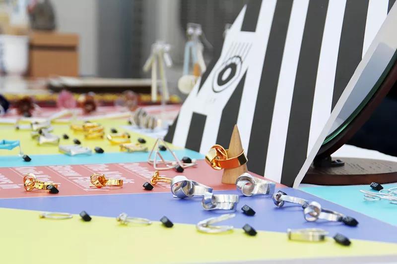 在AIVA最浪漫的頂樓天臺設立首飾、陶瓷、手作、插畫等近10個藝術攤位