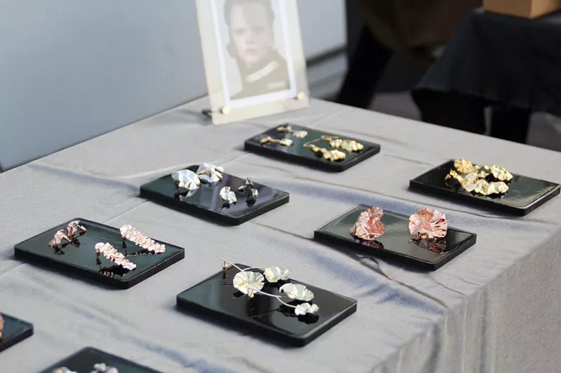 在AIVA最浪漫的頂樓天臺設立首飾、陶瓷、手作、插畫等近10個藝術攤位