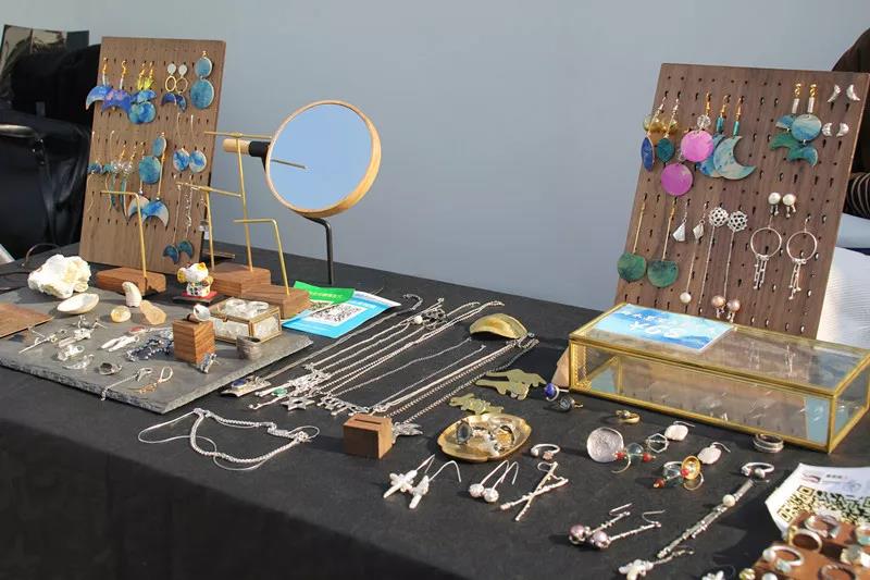 在AIVA最浪漫的頂樓天臺設立首飾、陶瓷、手作、插畫等近10個藝術攤位