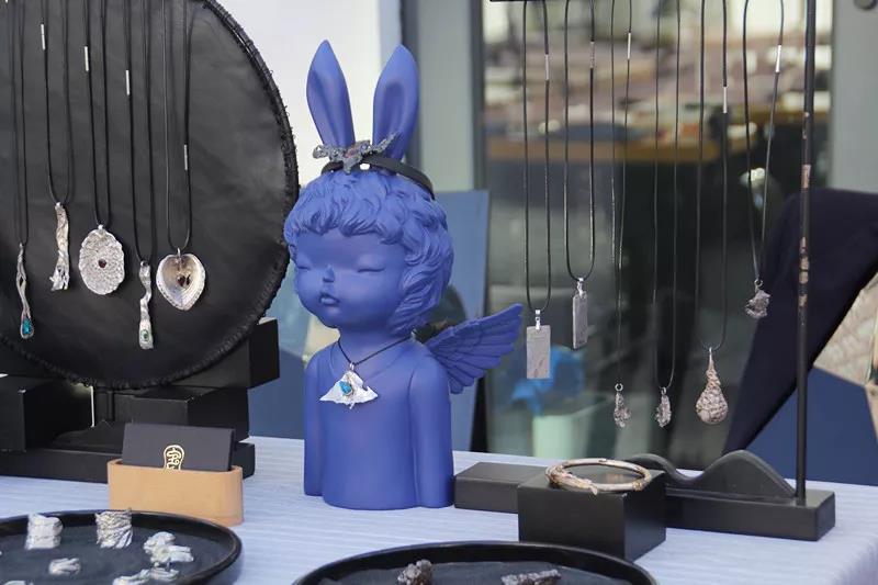 在AIVA最浪漫的頂樓天臺設立首飾、陶瓷、手作、插畫等近10個藝術攤位