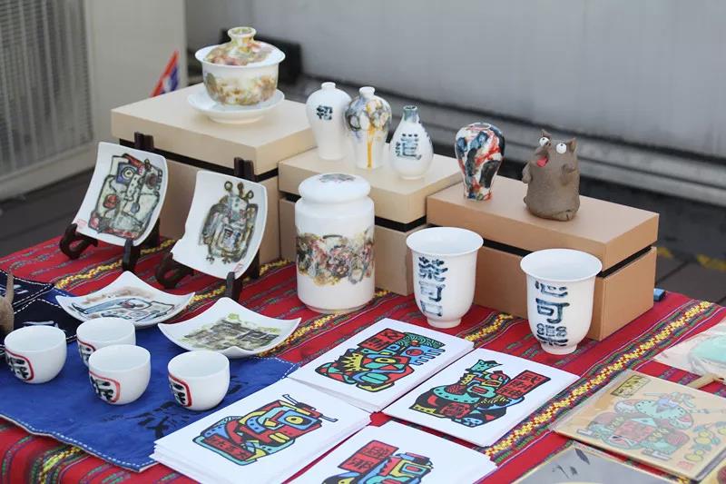 在AIVA最浪漫的頂樓天臺設立首飾、陶瓷、手作、插畫等近10個藝術攤位