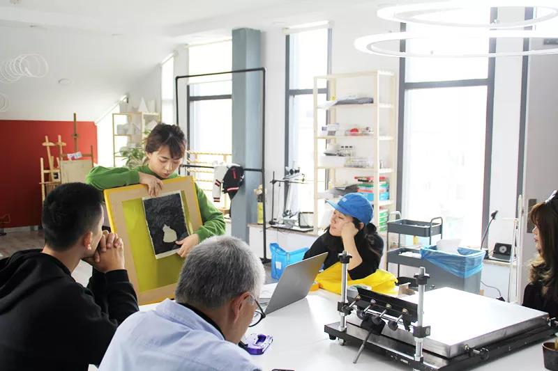 版畫工作室屋頂印畫也同時進行了一場有趣的絲網版畫工坊