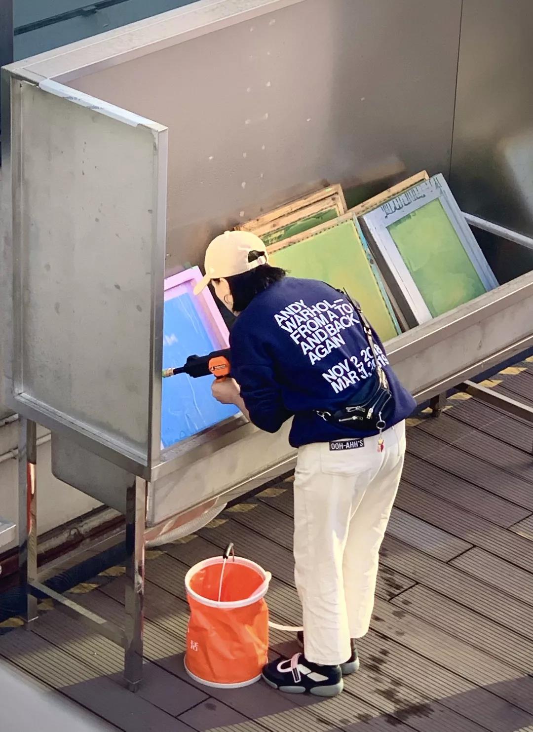 版畫工作室屋頂印畫也同時進行了一場有趣的絲網版畫工坊