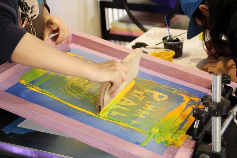 版畫工作室屋頂印畫也同時進行了一場有趣的絲網版畫工坊