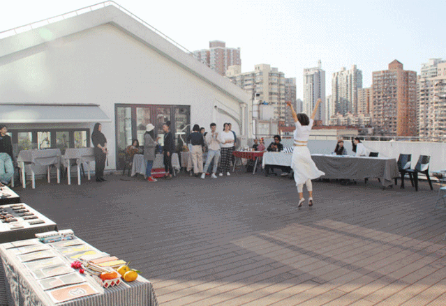 一位舞者以露臺為舞臺,用現代舞蹈