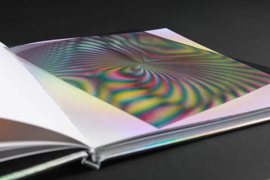 Yang Ye編纂的  《DECODING & ENCODING MOIRE》