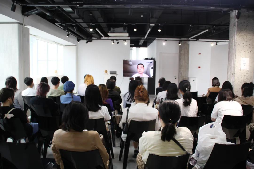 學術主持姜節泓教授從英國和大家連線