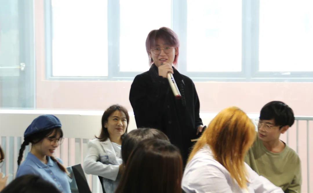 同學們進行讓人“難忘”的自我介紹