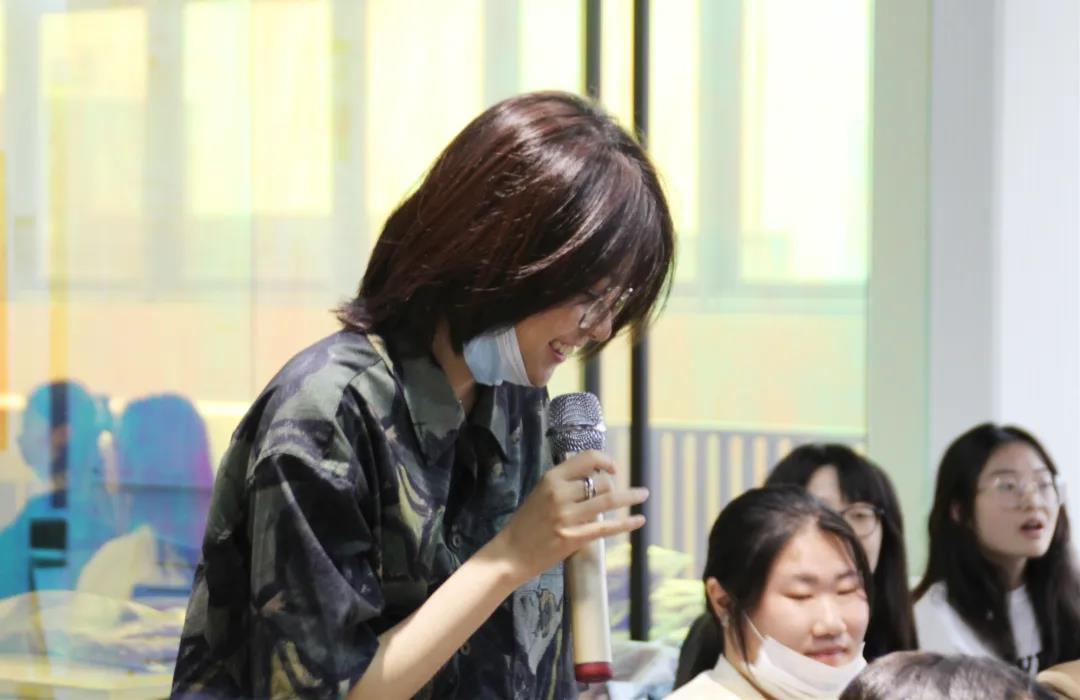 同學們進行讓人“難忘”的自我介紹