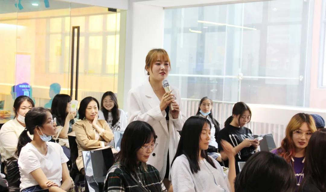 同學們進行讓人“難忘”的自我介紹