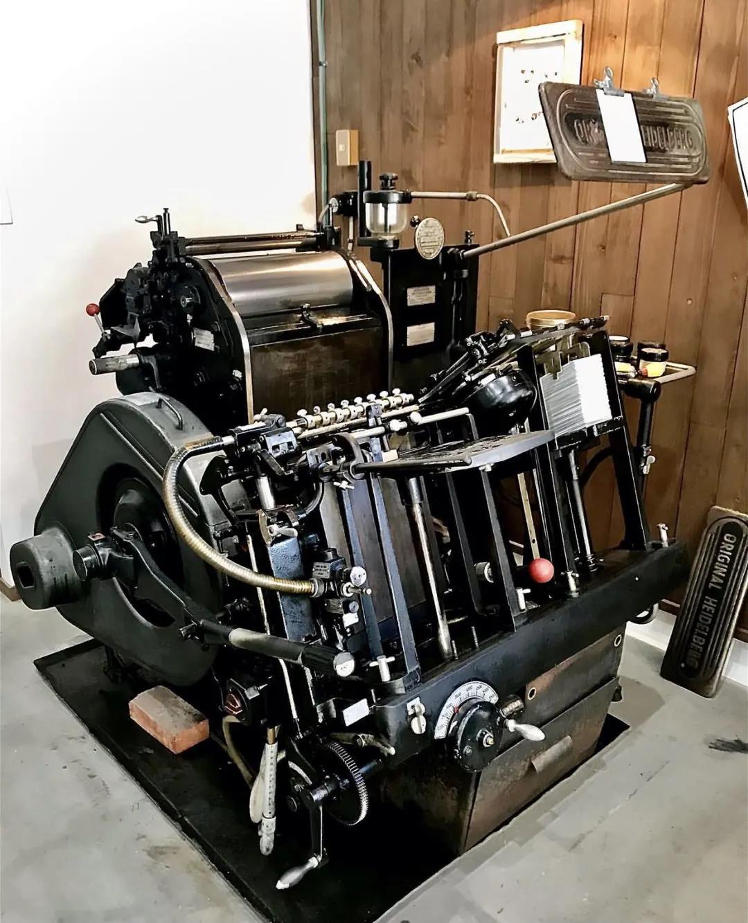 ▲這臺印刷機已經55歲了,依舊兢兢業業的工作著